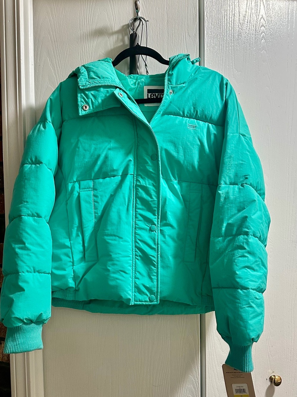 Leviβs puffer jacket in a gorgeous bright turquoise/aqua color!